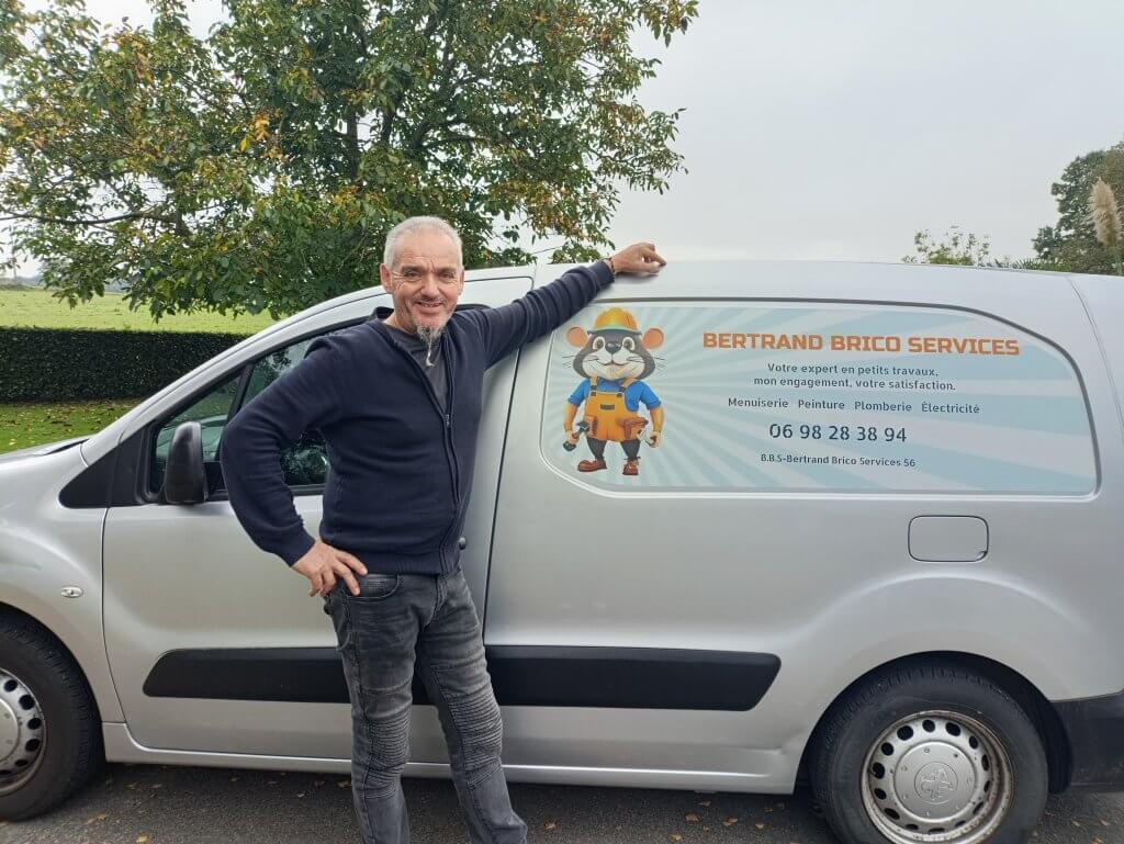 Bertrand Sauvage devant son véhicule de service marqué avec son logo et les coordonnées de son entreprise