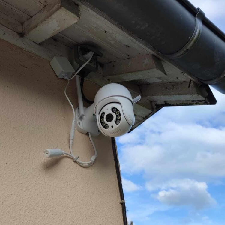 camera extérieure blanche