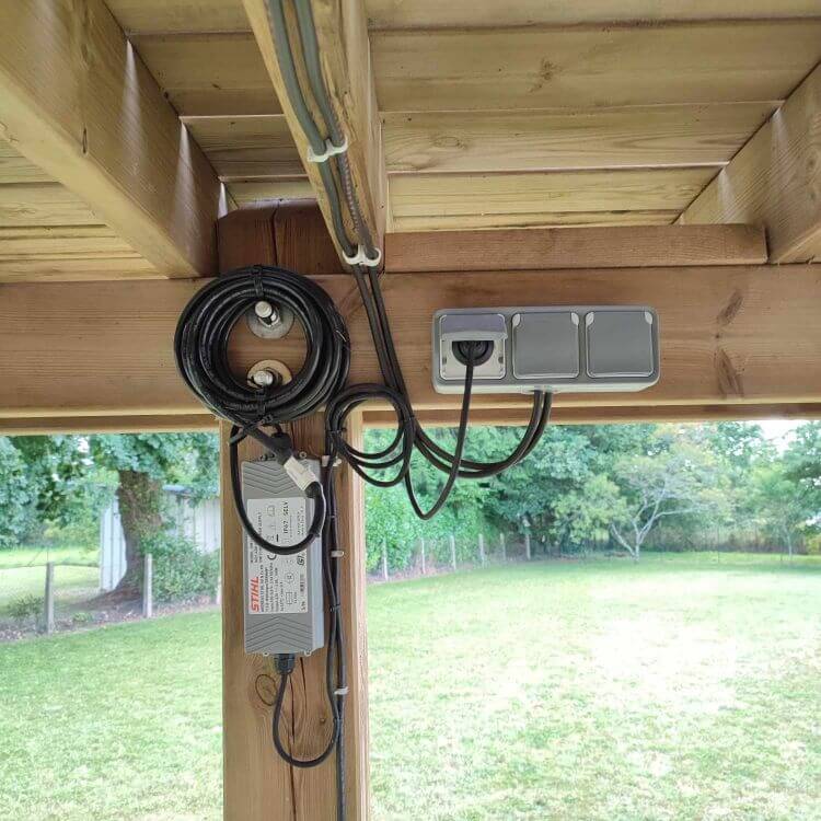 Prises de courant installés en extérieur sur une structure en bois