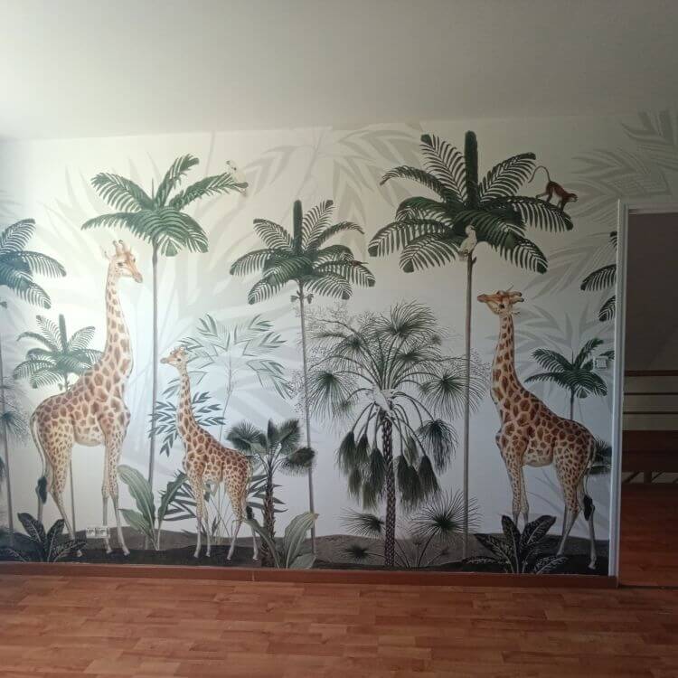 papier peint représentant des girafes et des arbres