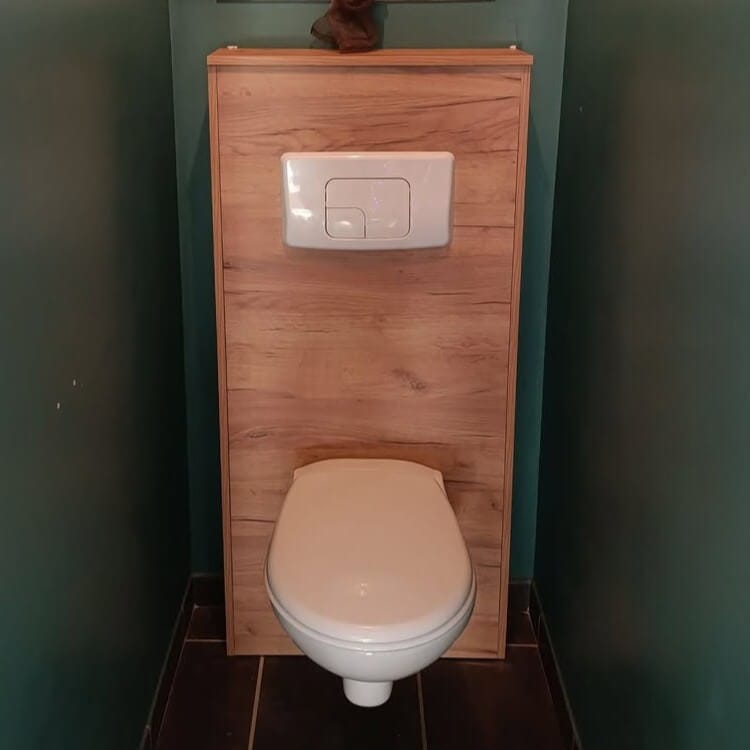 toilettes intégrées à un meuble en bois